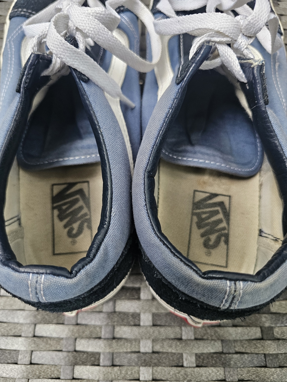 🚨SALE🚨Vans Classic Old Skool Sneakers in Navy Colorway with White Stripe - Picture 6 of 8